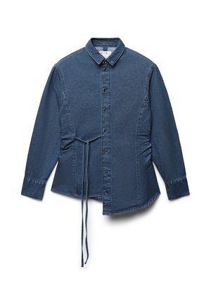 Camicia in denim blu con colletto, bottoni frontali, dettagli arricciati sui lati e cordoncino regolabile in vita. Maniche lunghe, vestibilità classica.