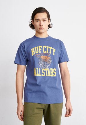 Camiseta de algodón azul de manga corta con un gráfico amarillo "HUF CITY ALL STARS" y un diseño de aro de baloncesto en el centro. Cuello redondo simple.