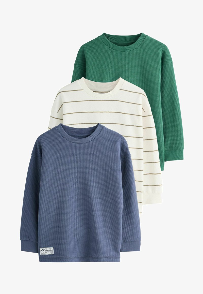 Set aus drei Langarm-Waffelstrickshirts für Kinder in Blau, Weiß mit dünnen horizontalen Streifen und einfarbig Grün.