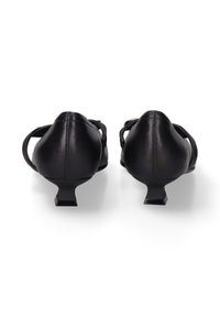Chaussures en cuir noir avec un petit talon carré et un design à dos ouvert. Elles présentent de fines lanières sur le dessus pour le soutien et une texture lisse.