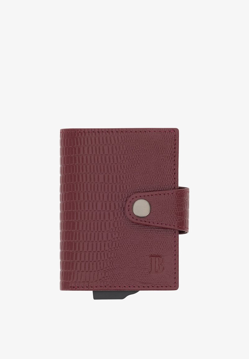 Portafoglio compatto in pelle texturizzata rosso scuro con chiusura a bottone a pressione e lettera "B" in rilievo nell'angolo in basso a destra.