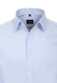 Lichtblauw gestreepte overhemd met een button-down kraag, voorzien van witte knopen en een gladde textuur. Etiket vermeldt "VENTI" en "MODERN FIT."