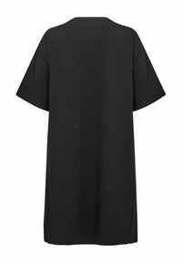 Czarny, oversize t-shirt z krótkim rękawem, okrągłym dekoltem i prostym krojem. Materiał wydaje się miękki, o gładkiej fakturze i bez widocznych wzorów.