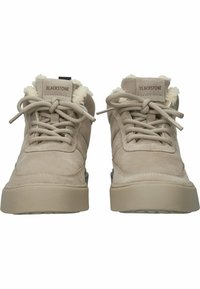 Beżowe zamszowe sneakersy typu high-top z teksturowaną powierzchnią, miękkim wykończeniem, płaskimi sznurowadłami i gumową podeszwą. Oznaczone napisem "BLACKSTONE" na języku.
