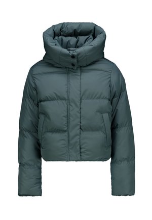 Veste matelassée verte avec un design cropped, grand col haut et fermetures à boutons. Présente une texture matelassée et des poches latérales.