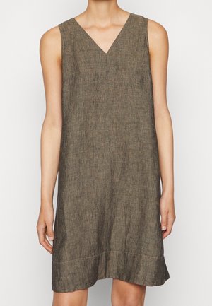 Mouwloze jurk tot op de knie met V-hals, gemaakt van een gestructureerde olijfbruine stof, gedragen door een staand persoon tegen een effen achtergrond.