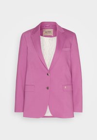 Różowy blezer o dopasowanym kroju, z kołnierzem z wycięciem, dwoma przednimi kieszeniami i zapięciami na guziki. Wewnętrzna podszewka ma fakturowany wzór.