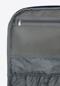 Grijze reistas met een ritssluiting, met gaaspanelen, meerdere compartimenten en een gladde textuur voor gemakkelijke toegang en zichtbaarheid.