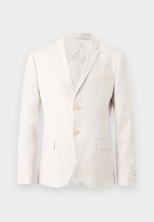Blazer pour homme blanc cassé, à simple boutonnage avec deux boutons, revers à encoche, trois poches à rabat et manches longues, présenté sur un fond uni.