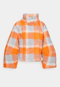 Orange og grå ternet cropped jakke, lavet af blødt materiale med høj krave og trykknaplukninger foran. Blød tekstur, oversized ærmer.