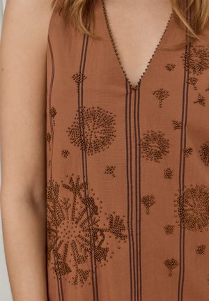 Pepe Jeans, PEPE JEANS MIDI DRESS W11 FERNAH DRESS - Maxikjoler - earth brown