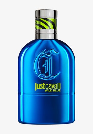 Flacon de parfum Just Cavalli Wild Blue métallique bleu avec logo en relief et bouchon argenté orné de rayures vert néon et noires.