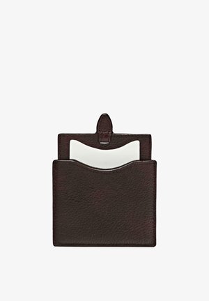 Dunkelbraune Leder-Kartenhülle mit strukturierter Oberfläche, vorderer Einschubtasche und einem Zugband für einfachen Zugriff auf Karten.