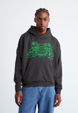 Donkergrijze hoodie met een voorzak, met een levendig groen grafisch ontwerp van katten en een glimlachende mond.