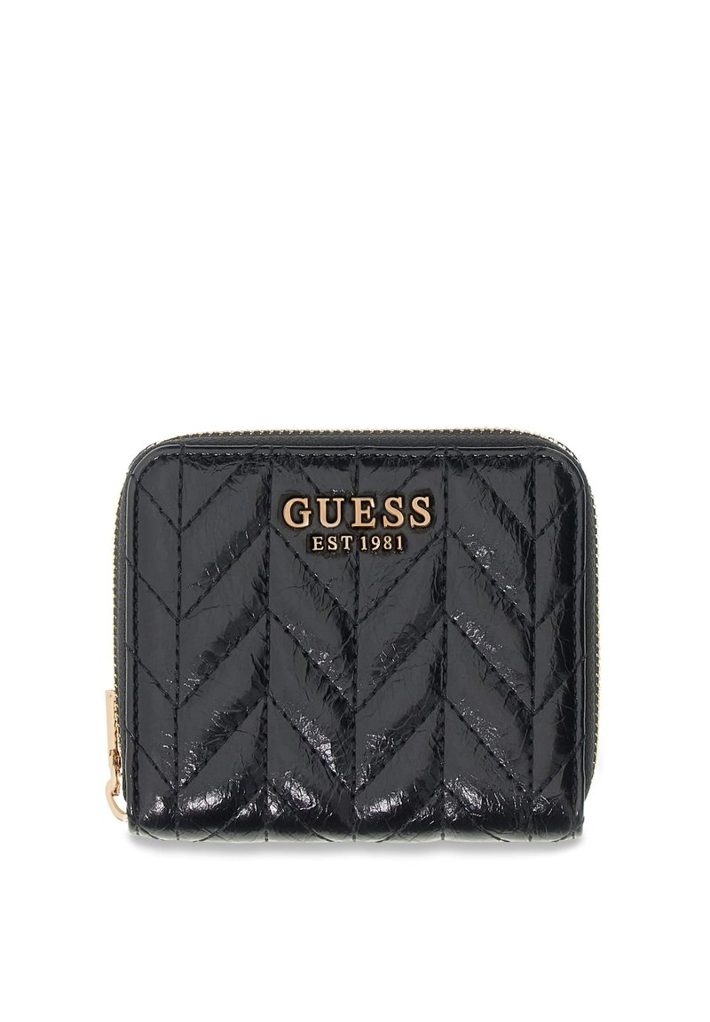 Portefeuille matelassé noir brillant avec logo doré "GUESS EST 1981" et fermeture éclair sur fond blanc.