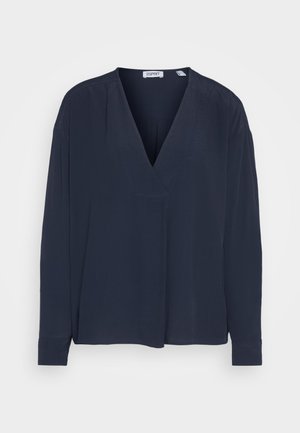 Blusa de manga larga azul marino con escote en V, frente plisado y puños abotonados, hecha de un tejido suave con una textura ligera.
