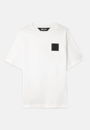 T-shirt bianco in cotone a maniche corte, con una toppa logo quadrata nera sul lato sinistro del petto. Collo rotondo, vestibilità comoda.