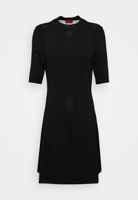 Robe tricotée noire longueur genou avec manches courtes, encolure ronde, et détails subtils de motifs perforés verticaux.