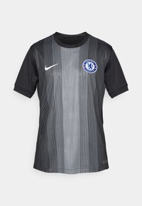 Zwart en grijs gestreepte Nike-shirt met korte mouwen, voorzien van een Chelsea FC-logo op de borst en een ronde hals.