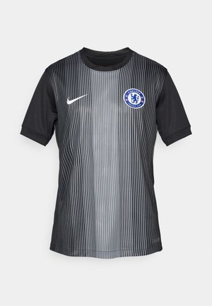 Črna in siva črtasta Nike majica s kratkimi rokavi, ki na prsih vsebuje logo Chelsea FC in ima okrogli izrez.