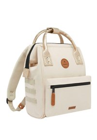 Beiger Stoff-Rucksack mit goldenen Akzenten, Obergriffen, einer Fronttasche mit Reißverschluss und verstellbaren Trägern. Verfügt über strukturierte Seiten und ein Markenpatch.