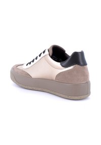 Sneakers in pelle beige con accenti in suede taupe, aletta nera, punta rotonda, suola piana in gomma e lacci bianchi. Dettaglio di superficie texturizzata.