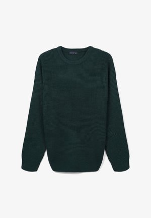 Dunkelgrüner gestrickter Rundhalspullover mit einer Waffelstruktur und langen Ärmeln, flach auf einem weißen Hintergrund ausgelegt.