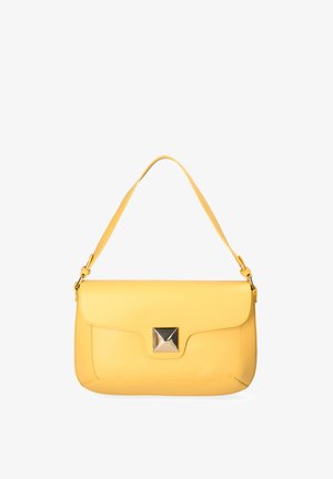 Sac à main en cuir jaune de forme rectangulaire, avec une fermeture plate et un accent carré en métal à l'avant. Bandoulière ajustable.
