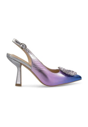 Chaussure à talon haut slingback avec un dégradé de finition métallique violet à bleu, bout pointu et un ornement en bijoux sur le empeigne. Talon argenté.