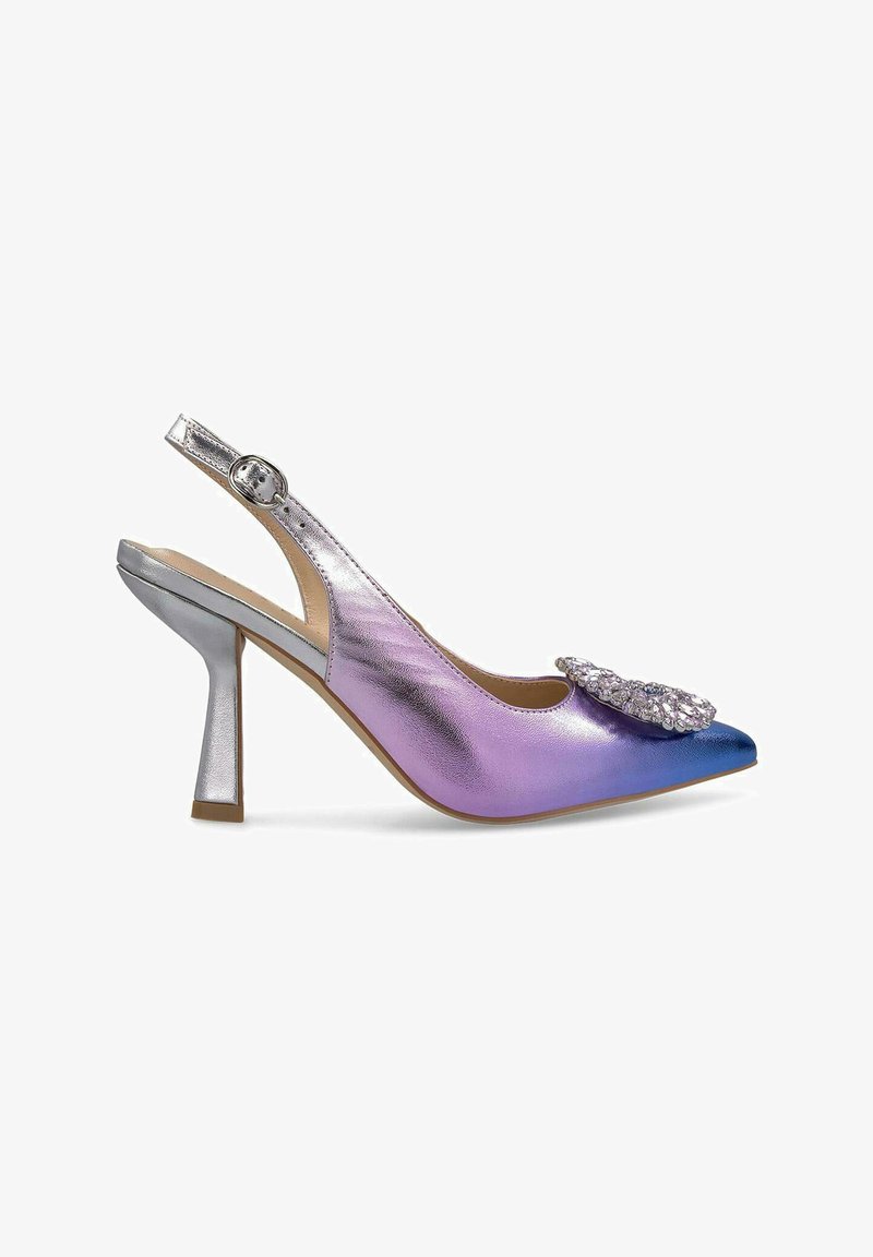 Chaussure à talon haut slingback avec un dégradé de finition métallique violet à bleu, bout pointu et un ornement en bijoux sur le empeigne. Talon argenté.