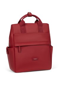 Zaino sintetico rosso con due manici superiori, una tasca frontale e compartimenti laterali. Presenta una superficie liscia e un design con hardware minimale.