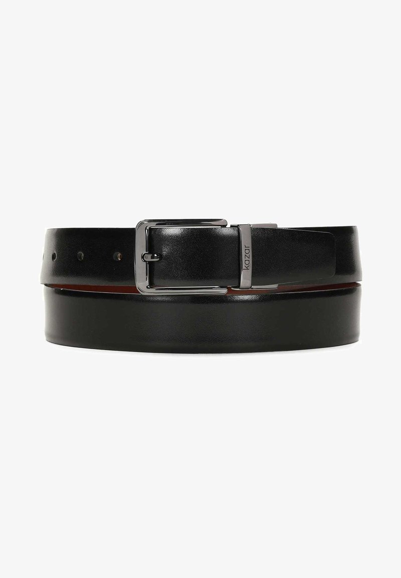 Zwarte leren riem met een strak ontwerp, voorzien van een gepolijste zilveren gesp en een verstelbare pasvorm met meerdere gaatjes voor maatvoering.