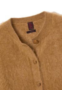 Hellbrauner Cashmere-Cardigan mit Rundhalsausschnitt, vier Knöpfen und einer weichen, strukturierten Oberfläche. Das Etikett trägt die Aufschrift "Puro Cashmere."