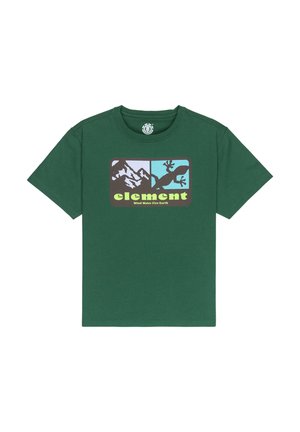 Groene T-shirt met korte mouwen, met een grafiek van een berg en een hagedis boven de gele tekst "element" en de slogan "Wind Water Vuur Aarde".