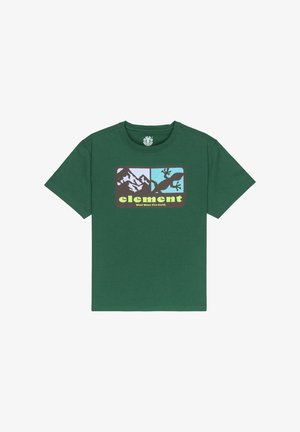 Vihreä lyhythihainen T-paita, jossa on vuori- ja liskografiikka keltaisen "elementti"-tekstin yläpuolella sekä "Tuuli Vesi Tuli Maa" -slogan.