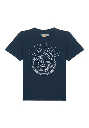 Marineblaue Baumwoll-T-Shirt mit kurzen Ärmeln, das eine weiß gezeichnete Bergszene mit Bäumen und einem Strahlenmuster der Sonne zeigt.