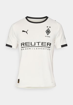Camisa de fútbol blanca de Puma con detalles negros, presenta un cuello redondo, mangas cortas y un logotipo, texto grande de patrocinador y dos estrellas sobre el emblema.