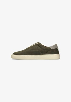 Donkergroene suède lage sneaker met beige zool, witte veters en een grijze suède hielstuk, gezien vanaf de buitenkant.