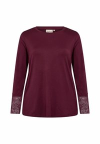 Haut bordeaux à manches longues en tissu doux avec des poignets en dentelle. Encolure ronde et coupe décontractée, avec une texture lisse.