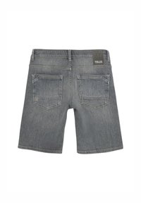 Grijze denim shorts met een rechte snit, twee achterzakken en een zwart etiket met een reliëflogo. Gladde textuur en reguliere tailleband.