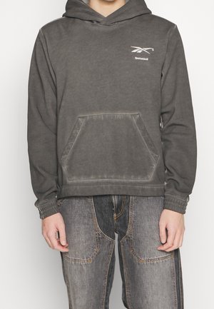 Hoodie en coton gris avec une poche avant, des poignets côtelés et une capuche avec cordon de serrage. Présente un logo blanc sur la partie gauche de la poitrine.