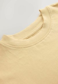 Unselected, soft yellow