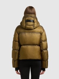 Olíva zöld steppelt téli kabát kapucnival, matt felületű, logózott fekete címkével a háton. Bordázott mandzsettákkal és rövidített szegéllyel rendelkezik.