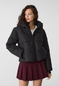 Stradivarius HOODED PUFFER - Zimná bunda - black