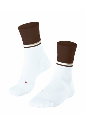 Paar weiße Crew-Socken mit dunkelbraunen Bündchen und dünnen schwarzen und beigen Streifen nahe dem oberen Rand, isoliert auf weißem Hintergrund.