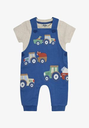 Kék pamut overall rövid szürke ujjakkal, színes hímzett traktorokkal és állatokkal díszítve. Gombos részletek a vállpántokon.