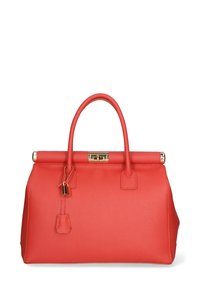 Borsa a mano rossa in pelle con una forma strutturata, doppio manico superiore, accessori in tonalità oro e un ciondolo chiave staccabile. Superficie texture.