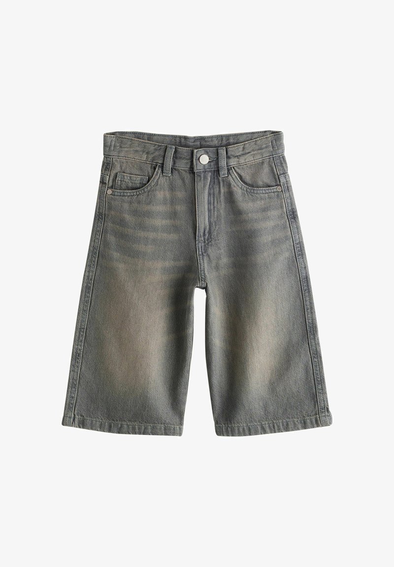 Pantalones cortos de mezclilla gris de longitud media con botón delantero, cremallera, trabillas para cinturón y diseño de cinco bolsillos, mostrados planos sobre un fondo blanco.