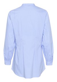 Ljusblå randig skjorta med långa ballongsärmar, en bakaxel och en böjd fåll. Tyget har en jämn textur med tunna vertikala linjer.