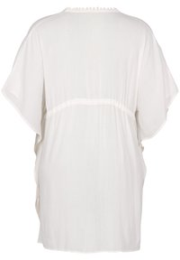 Túnica blanca de estilo kimono, holgada y con mangas cortas, que presenta un delicado bordado en el escote y una cintura ajustada.